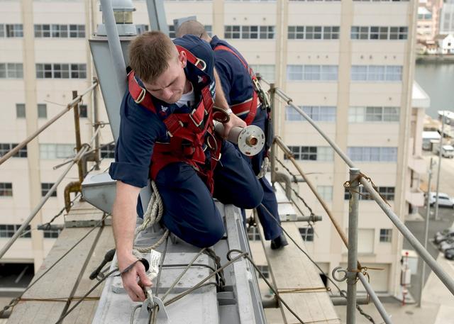 驅逐艦桅桿 寸地寸金的天線布局與通信設備維護